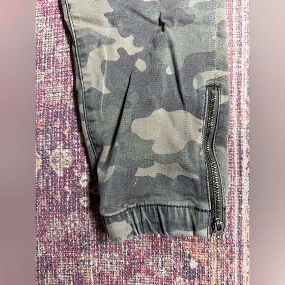 American Eagle Women’s 10 Next Level Stretch Camouflage Jogger Pants - Picture 5 of 9